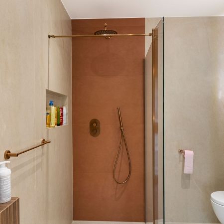 Salle de bain naturelle et raffinée dans une nouvelle construction Salle de bain naturelle et raffinée dans une nouvelle construction