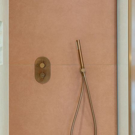 Salle de bain naturelle et raffinée dans une nouvelle construction Salle de bain naturelle et raffinée dans une nouvelle construction