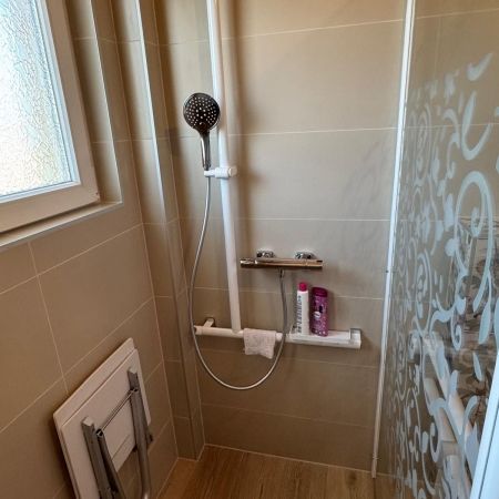 Salle de bain PMR avec toilette