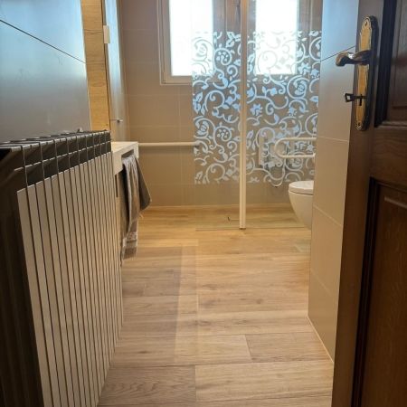 Salle de bain PMR avec toilette