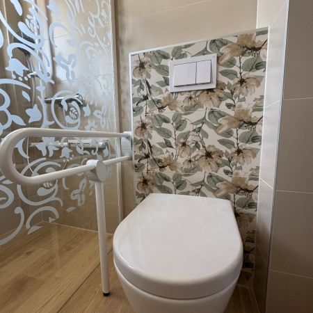 Salle de bain PMR avec toilette