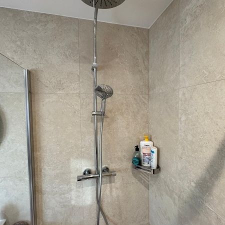 Rénovation complète d’une salle de bain – Style naturel & confort moderne