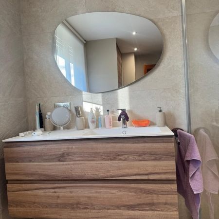 Rénovation complète d’une salle de bain – Style naturel & confort moderne