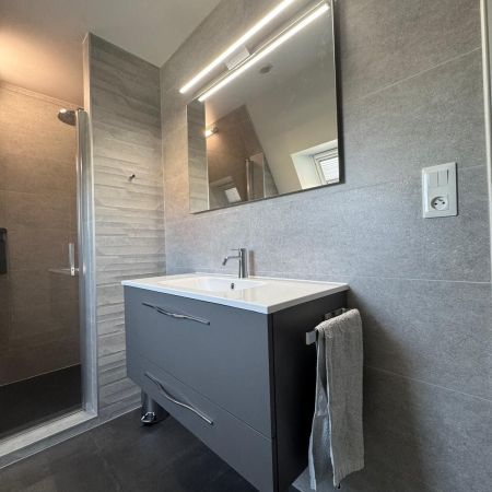 Une salle de bain rénovée & optimisée sous comble Une salle de bain rénovée & optimisée sous comble