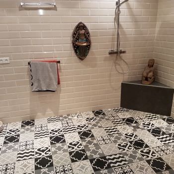 Transformation d'une salle de bain avec sol en CAROCIM Transformation d'une salle de bain avec sol en CAROCIM