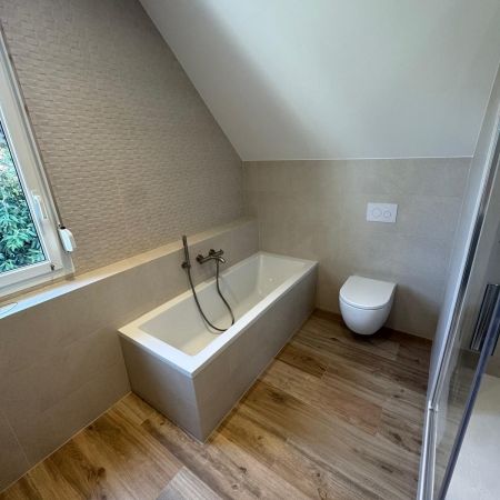 Salle de bain complète sous mansarde : sobriété & élégance Salle de bain complète sous mansarde : sobriété & élégance