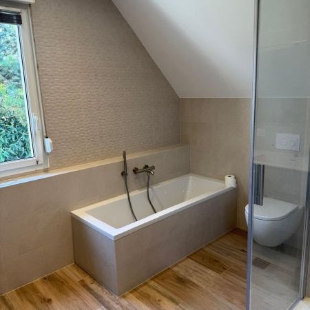 Salle de bain complète sous mansarde : sobriété & élégance Salle de bain complète sous mansarde : sobriété & élégance