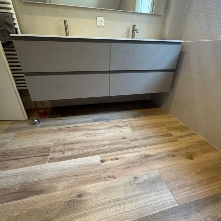 Salle de bain complète sous mansarde : sobriété & élégance Salle de bain complète sous mansarde : sobriété & élégance