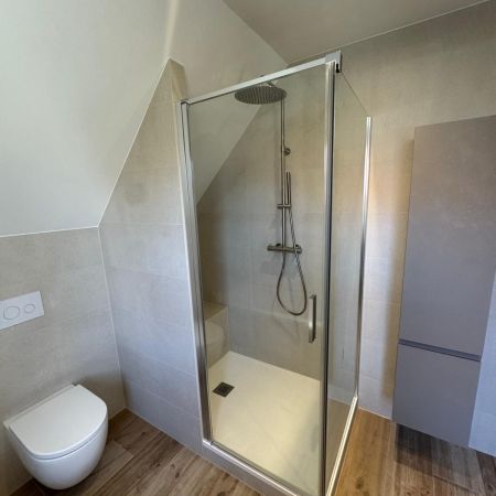 Salle de bain complète sous mansarde : sobriété & élégance Salle de bain complète sous mansarde : sobriété & élégance