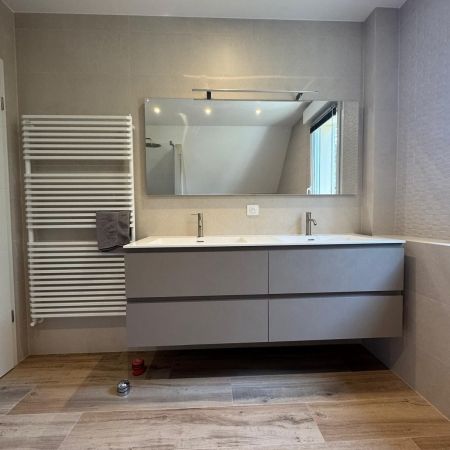 Salle de bain complète sous mansarde : sobriété & élégance Salle de bain complète sous mansarde : sobriété & élégance