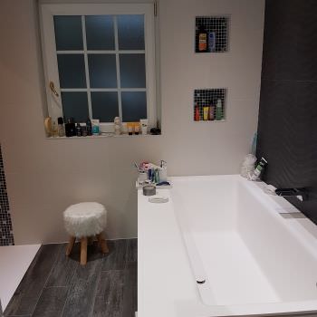 Rénovation d'une salle de bain en noir et blanc