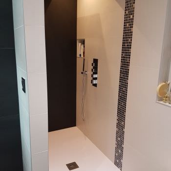 Rénovation d'une salle de bain en noir et blanc