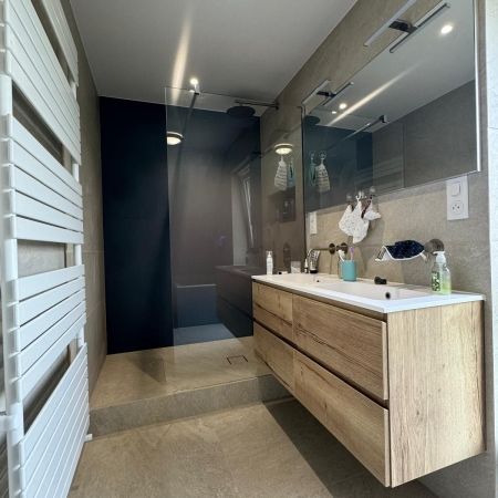 Rénovation salle de bain et toilettes avec placards et panneaux Rénovation salle de bain et toilettes avec placards et panneaux