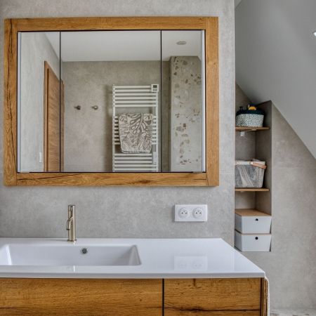 Rénovation salle de bain aux teintes naturelles