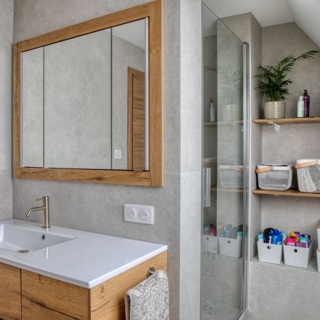 Rénovation salle de bain aux teintes naturelles