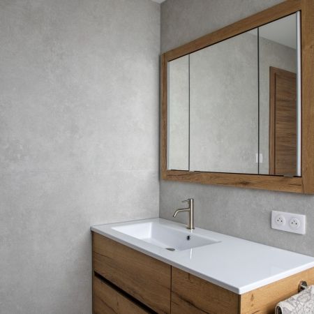 Rénovation salle de bain aux teintes naturelles