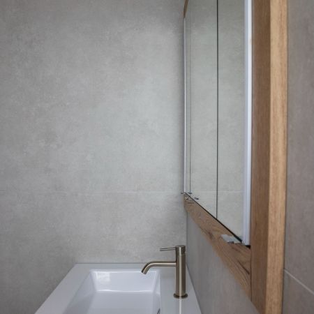 Rénovation salle de bain aux teintes naturelles