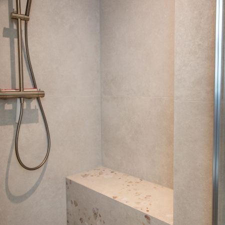 Rénovation salle de bain aux teintes naturelles