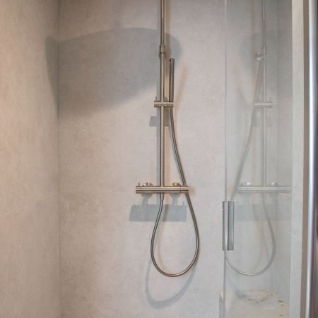 Rénovation salle de bain aux teintes naturelles