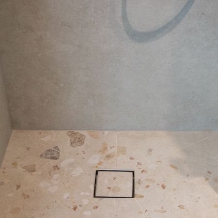 Rénovation salle de bain aux teintes naturelles