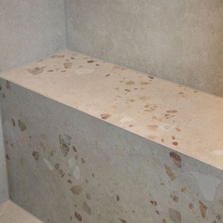 Rénovation salle de bain aux teintes naturelles