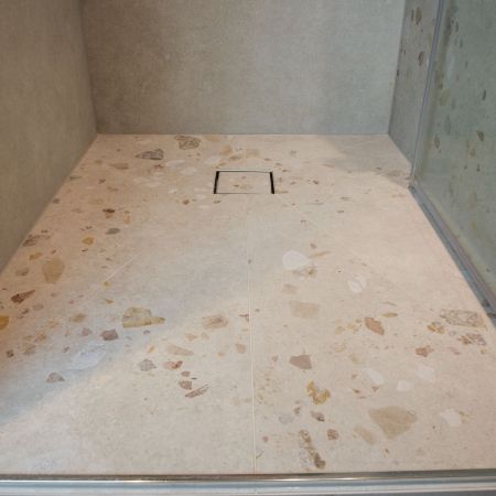 Rénovation salle de bain aux teintes naturelles