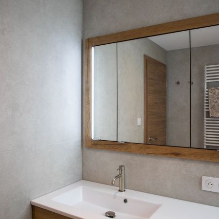 Rénovation salle de bain aux teintes naturelles