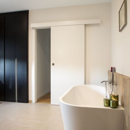 Une salle de bain au style naturel et noir