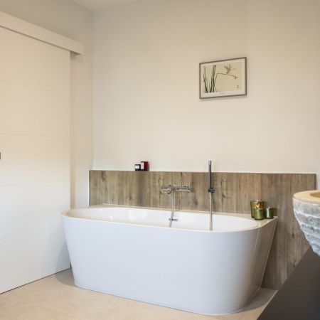 Une salle de bain au style naturel et noir