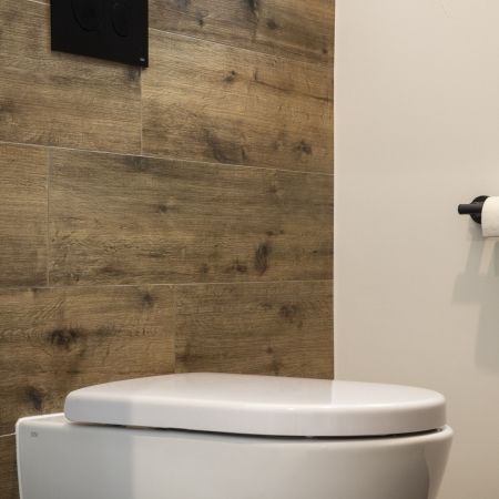 Une salle de bain au style naturel et noir