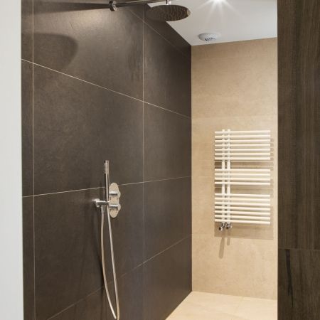 Une salle de bain au style naturel et noir