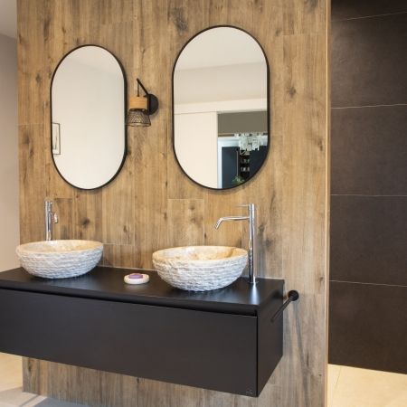 Une salle de bain au style naturel et noir