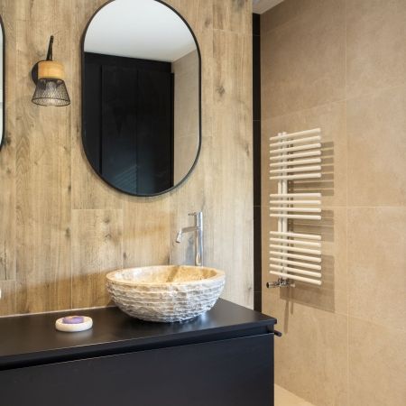 Une salle de bain au style naturel et noir