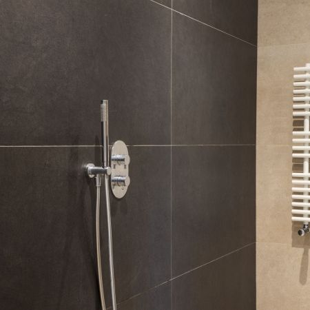 Une salle de bain au style naturel et noir