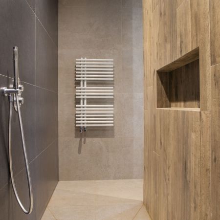 Une salle de bain au style naturel et noir