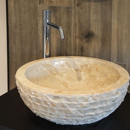 Une salle de bain au style naturel et noir