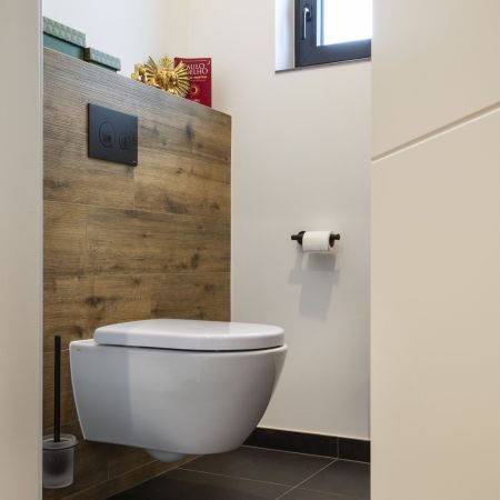 Une salle de bain au style naturel et noir