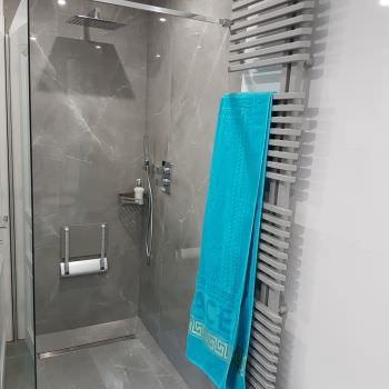 Salle de bain dans les tons blancs et gris