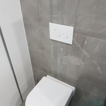 Salle de bain dans les tons blancs et gris