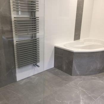 Salle de bain dans les tons blancs et gris