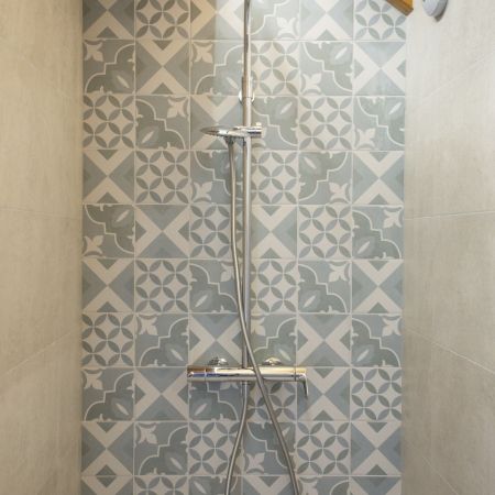 Rénovation salle de bain au décor graphique Rénovation salle de bain au décor graphique