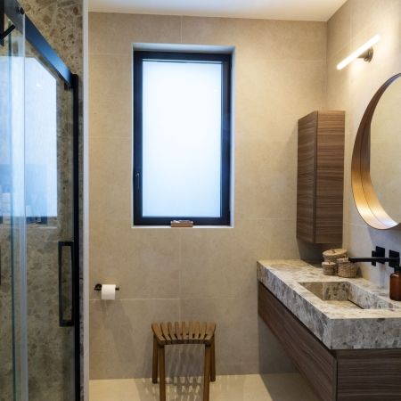 Salle de bain au caractère minéral et contemporain