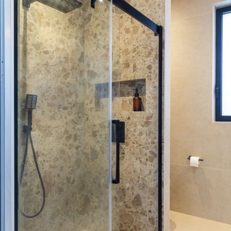 Salle de bain au caractère minéral et contemporain