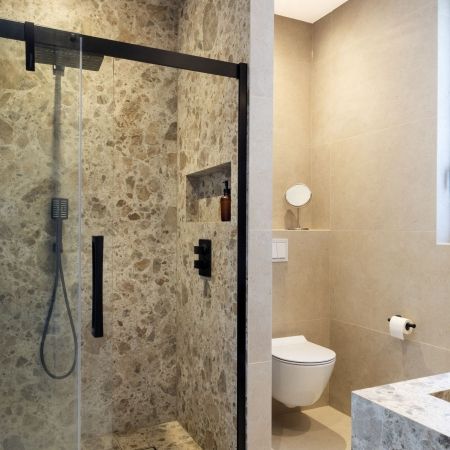 Salle de bain au caractère minéral et contemporain