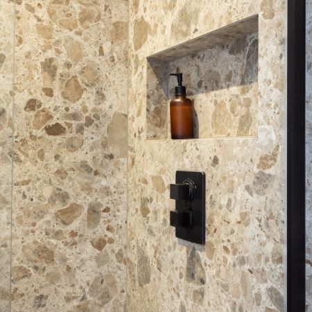 Salle de bain au caractère minéral et contemporain