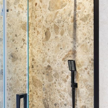 Salle de bain au caractère minéral et contemporain