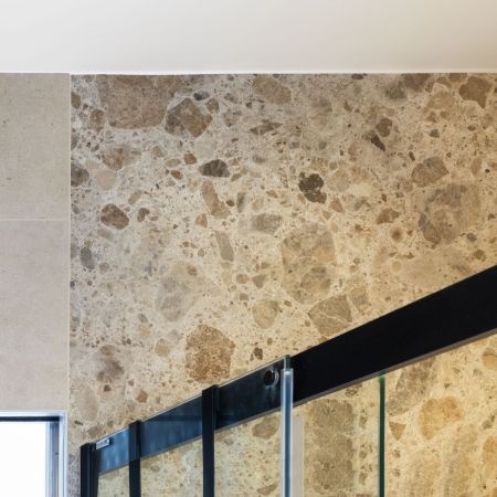 Salle de bain au caractère minéral et contemporain