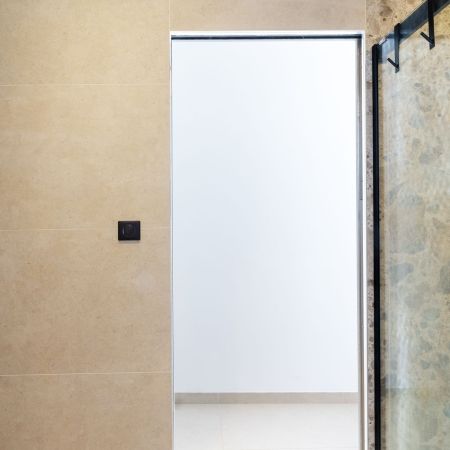 Salle de bain au caractère minéral et contemporain