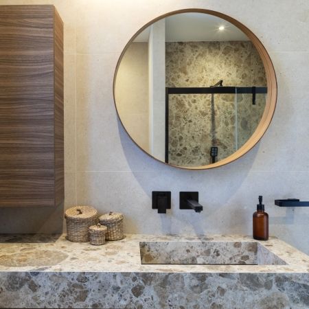 Salle de bain au caractère minéral et contemporain