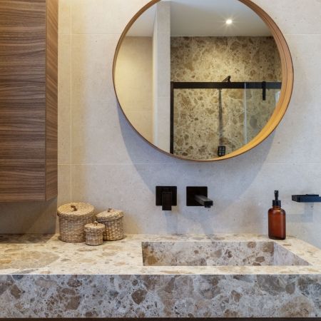 Salle de bain au caractère minéral et contemporain